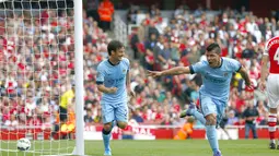 Penyerang Manchester City, Sergio Aguero (kanan), merayakan golnya saat melawan Arsenal dalam laga lanjutan Liga Primer Inggris di Stadion Emirates, London, (13/9/2014). (REUTERS/Eddie Keogh)