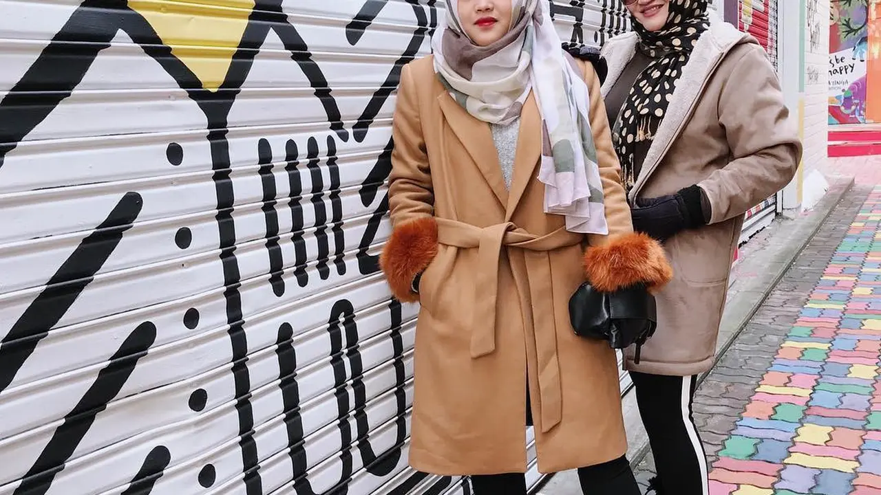 Syok Sampai Masuk Rumah Sakit, Ini 6 Potret Kebersamaan Putri Delina dan Ibunda