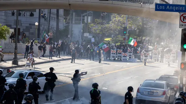 Los Angeles Membara, Pengunjuk Rasa Anti Kebijakan Imigrasi Trump Bentrok dengan Garda Nasional