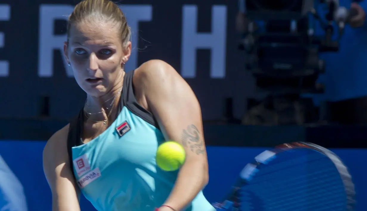 Karolina Pliskova dari Republik Cheko mengembalikan servis saat tampil pada Tenis Piala Hopman di Perth, Australia  (7/1/2016). (AFP Photo/Tony Ashby) 
