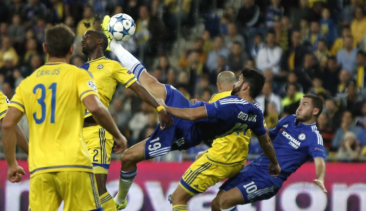 Pemain Chelsea, Diego Costa (tengah) melakukan tendangan salto saat laga  lanjutan Liga Champion grup G di Stadion Sammy Ofer, Israel, Rabu (25/11/2015). dini hari WIB. (AFP Photo/Thomas Coex).