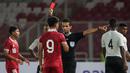 <p>Wasit Thoriq M Alkatiri memberikan kartu merah kepada pemain Timnas Indonesia, Hokky Caraka setelah bersitegang dengan pemain Timnas Fiji, Pawan Pratap Singh pada laga International Friendly Match U-20 di Stadion Utama Gelora Bung Karno (SUGBK), Jakarta, Jumat (17/02/2023). Wasit Thoriq M Alkatiri juga mengganjar Pawan Pratap Singh dengan kartu merah dalam kejadian tersebut. (Bola.com/Bagaskara Lazuardi)</p>