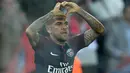 Bek PSG, Dani Alves melakukan selebrasi usai mencetak gol ke gawang Bayern Munchen pada grup B Liga Champions di stadion Parc des Princes di Paris, Prancis (27/9). PSG menang telak 3-0 atas Munchen. (AFP Photo/Franck Fife)