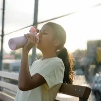 Ilustrasi perempuan minum (copyright Pexels/Liliana Drew)