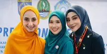 Avi dan Margin baru saja dilantik menjadi pengurus TP PKK se-Jawa Barat. Saat pelantikan keduanya tampil mengenakan kebaya dengan gaya masing-masing. [@official_amteam]