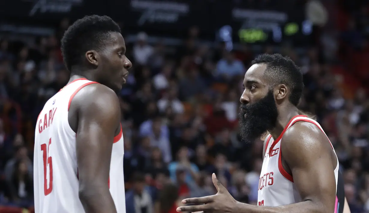 1. James Harden mencatatkan 35 poin namun gagal membawa Rockets meraih kemenangan kontra Miami Heat dalam lanjutan NBA di American Airlines Arena, Jumat (21/12/2018). Houston Rockets kalah 99-101 atas Miami Heat. (AP)