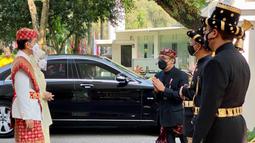 Presiden Joko Widodo dan Ibu Hj. Iriana Joko Widodo disambut Menteri Sekretaris Negara (Mensesneg) Pratikno saat  tiba menghadiri peringatan HUT ke-76 RI di Istana Merdeka, Selasa (17/8/2021 . (Foto: Laily Rachev-Biro Pers Sekretariat Presiden)