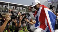 Fotografer berebut mengabadikan momen keberhasilan Lewis Hamilton merebut gelar juara dunia F1 2017 di Hermanos Rodriguez racetrack, Mexico City, (29/10/20170). Hamilton finis kedelapan pada balapan tersebut. (AP/Moises Castillo)
