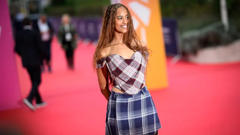 Debut Jadi Sutradara, Malia Obama Kenakan Busana Kotak-Kotak Vivienne Westwood di Karpet Merah