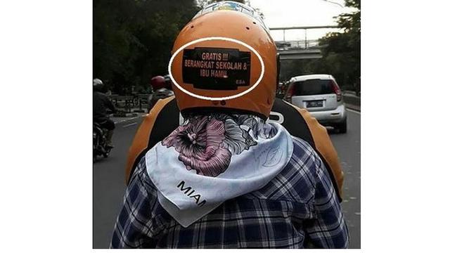 6 Tulisan di Helm Ojek Online Ini Penuh Makna, Bikin Haru