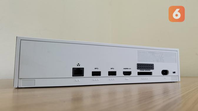 Port LAN, HDMI, 2 USB, Storage expansion, dan power di belakang konsol Xbox Series S. (Liputan6.com/ Yuslianson)