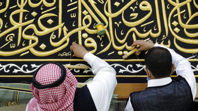 FOTO: Menyulam Kaligrafi Islam pada Kiswah Kabah