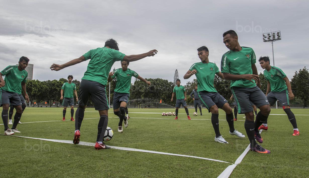 Para pemain Timnas indonesia berebut bola saat mengikuti latihan di Lapangan ABC Senayan, Jakarta, Jumat (19/1/2018). Pemusatan latihan ini dilakukan jelang Asian Games 2018. (Bola.com/Vitalis Yogi Trisna)