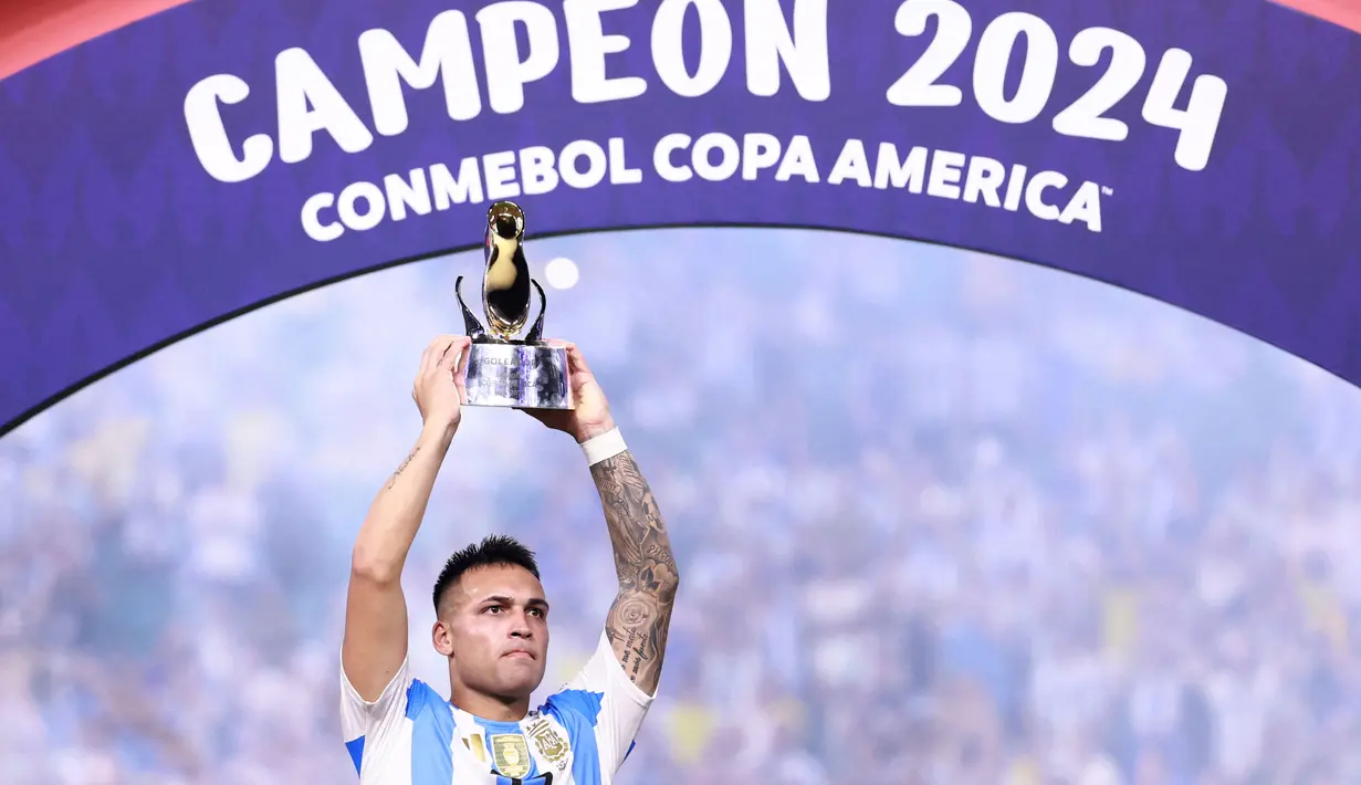 Pemain timnas Argentina, Lautaro Martinez mengangkat trofi pencetak gol terbanyak usai final Copa America 2024 melawan Kolombia di Hard Rock Stadium, Miami Gardens, Florida, pada 14 Juli 2024. (Carmen Mandato/Getty Images North America/Getty Images via AFP)