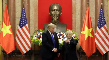 Presiden AS, Donald Trump bersalaman dengan Presiden Vietnam Nguyen Phu Trong di Istana Kepresidenan di Hanoi (27/2). Kunjungan Trump ke Vietnam untuk melakukan pertemuan tingkat tinggi dengan Pemimpin Korut, Kim Jong-un. (AP Photo/Evan Vucci)