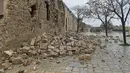 Kondisi benteng kuno Aleppo yang rusak setelah gempa mematikan yang mengguncang Suriah, Senin (6/2/2023). Kota Aleppo terkenal dengan benteng kunonya, pusat bersejarahnya yang terdaftar di UNESCO, dan pasarnya yang tertutup selama berabad-abad. (Photo by AFP)