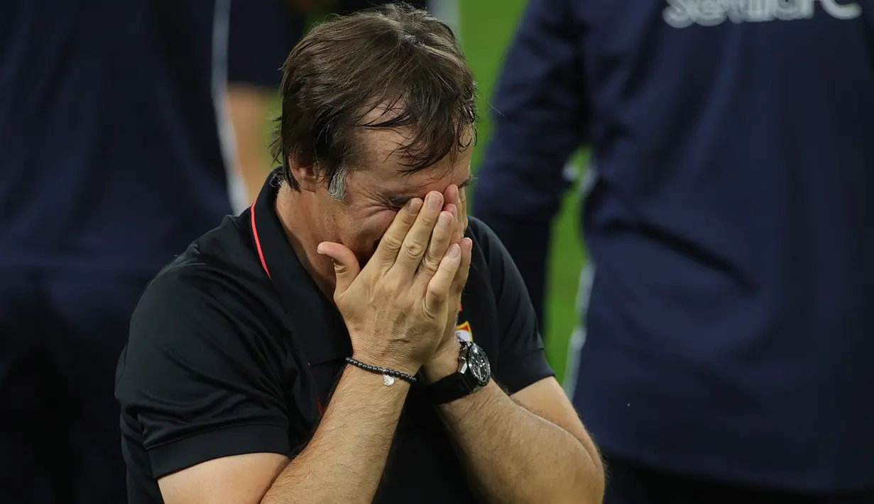 Pelatih Sevilla Julen Lopetegui bersama pemainnya merayakan juara Piala Europa setelah mengalahkan Inter Milan di stadion RheinEnergie, Cologne, Jumat (21/8/2020). Sevilla juara Piala Europa setelah menang 3-2 atas Inter Milan. (Friedemann Vogel/Pool via AP)