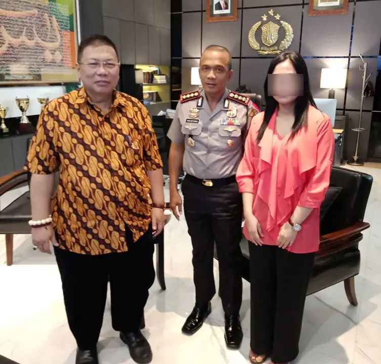 Unit PPA Polrestabes Surabaya, langsung mendatangi RS National Hospital untuk meminta keterangan terkait kasus pelecehan perawat terhadap pasien. (Liputan6.com/Dian Kurniawan)