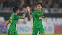 Namun akhirnya PSS Sleman yang berhasil menambah keunggulan pada menit ke-90+7. Umpan silang Todd Rivaldo Ferre berhasil dimanfaatkan dengan baik oleh Riki Dwi Saputro (kanan). (Bola.com/Arief Bagus)
