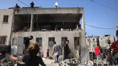 Warga Palestina memeriksa kerusakan di lokasi serangan semalam oleh Israel terhadap sekolah Halima Saadiya di Jabalia, Jalur Gaza utara, pada 11 Juli 2025. (BASHAR TALEB/AFP)