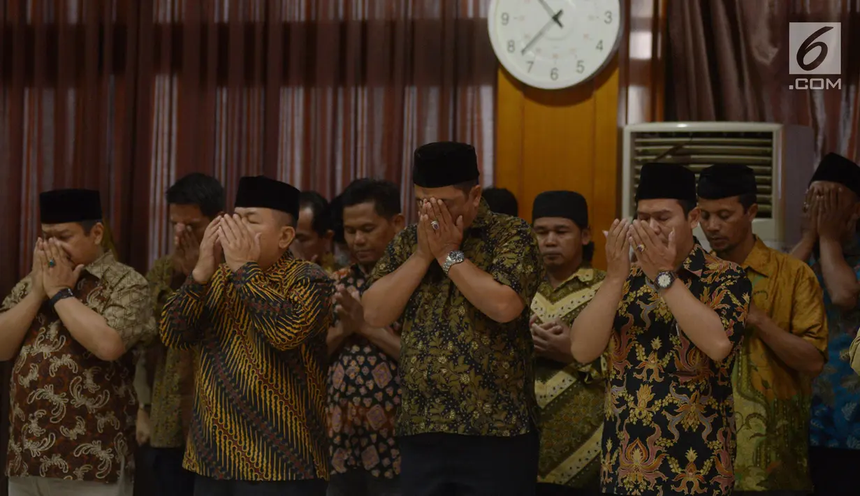 Perwakilan Keluarga Besar Harokah Islam Indonesia, mantan anggota Darul Islam/Tentara Islam Indonesia (DI/TII) dan mantan anggota Negara Islam Indonesia (NII) saat pembacaan ikrar setia kepada Pancasila, UUD 45, NKRI dan Bhineka Tunggal Ika di Jakarta, Selasa (13/8/2019). (merdeka.com/Imam Buhori)