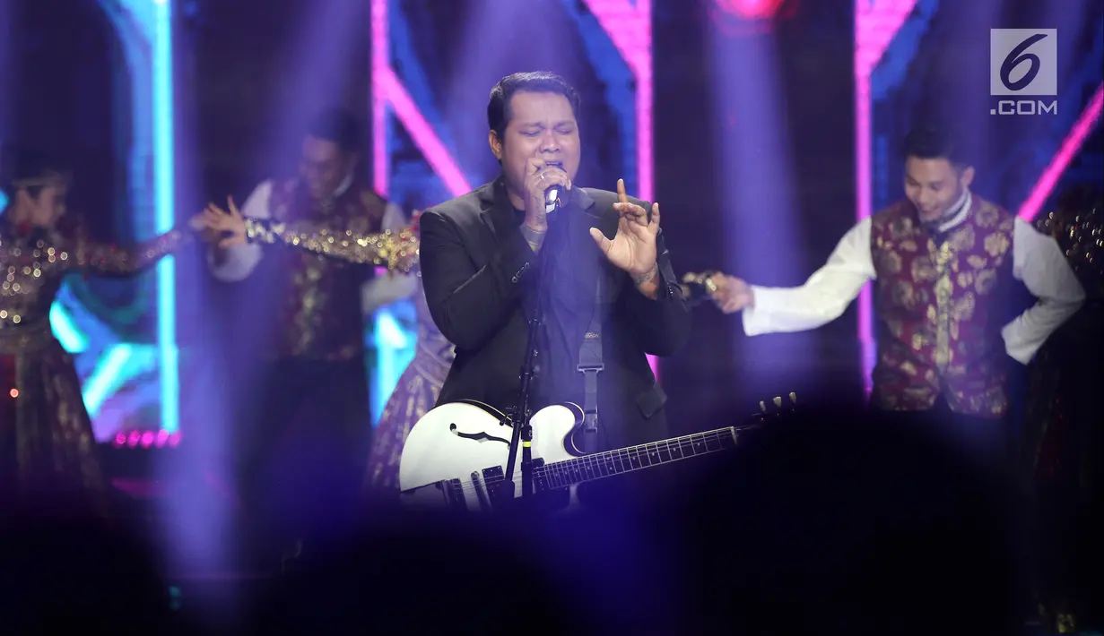 Ekspresi penyanyi Virgoun saat bernyanyi dalam acara IBOMA 2018 di STUDIO 6 EMTEK CITY, Jakarta, Jumat (23/3). Penampilan Virgoun memukau penonton. (Liputan6.com/Herman Zakharia)