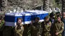 Tentara Israel membawa peti jenazah Sersan Yovel Mor Yosef yang tewas di Ashkelon, Israel, Jumat (14/12). Yosef tewas ditembak pria Palestina di Tepi Barat. (AP Photo/Tsafrir Abayov)