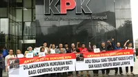 Aktivis gerakan Mahasiswa 77-78 membentangkan spanduk saat menggelar aksi di depan gedung KPK, Jakarta, Rabu (22/3). Mereka mendesak KPK agar segera mengusut kasus mangkrak seperti Bank Century, BLBI serta Rekening Gendut. (Liputan6.com/Helmi Afandi)