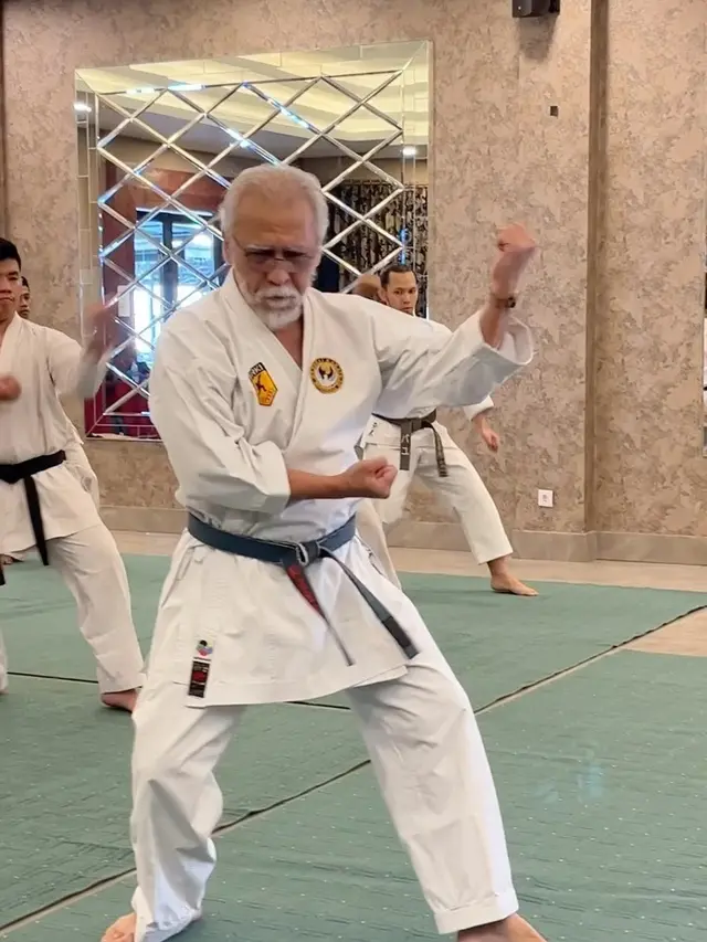 Jadi Rutinitas Sebelum Konser, Ini 8 Potret Iwan Fals Latihan Karate