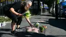 Sebagai informasi, Rob Reiner dikenal sebagai figur berpengaruh yang meninggalkan jejak kuat lewat karya lintas genre sejak era televisi hingga film modern. Tampak dalam foto, seorang wanita meletakkan bunga di bintang Hollywood Walk of Fame milik aktor sekaligus sutradara Amerika Serikat, Rob Reiner, di Los Angeles, California, pada Senin 15 Desember 2025. (Frederic J. Brown/AFP)