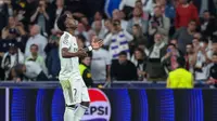 Hingga laga usai skor tidak berubah. Real Madrid lolos ke babak 16 besar Liga Champions 2025/2026 dengan agregat 3-1 atas Benfica. Tampak dalam foto, penyerang Real Madrid asal Brasil, Vinicius Junior, merayakan golnya selama pertandingan leg kedua babak playoff 16 besar Liga Champions 2025/2026 melawan SL Benfica di Stadion Santiago Bernabeu pada Rabu 25 Februari 2026 waktu setempat atau Kamis (26/2/2026) dini hari WIB. (Thomas COEX/AFP)