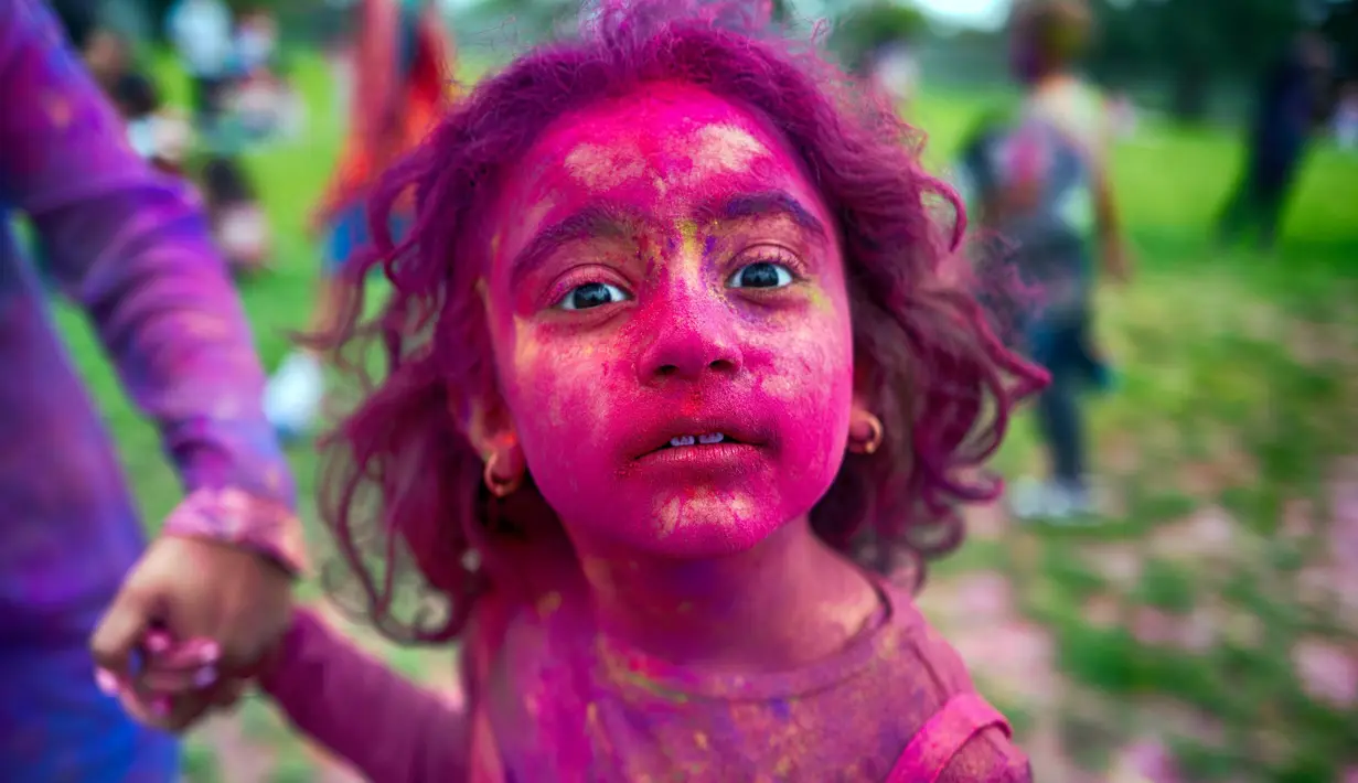 Festival ini semarak dengan warna-warni kebahagiaan dan kasih sayang. (AP Photo/Richard Vogel)