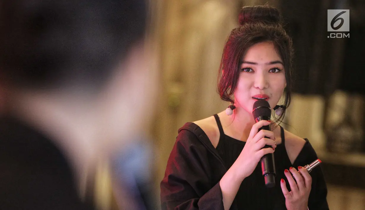 Isyana Sarasvati saat menjadi brand ambassador produk lipstik, Jakarta, Kamis (2/8). Agar tak berlebihan dan tetap sesuai dengan kepribadiannya, Isyana punya pilihan warna lipstik yang disesuaikan dengan waktu dan momennya. (Liputan6.com/Faizal Fanani)
