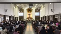 Umat Katolik Paroki St. Joseph Sukabumi menggelar Misa Requiem sebagai bentuk penghormatan dan doa bagi Bapa Suci Paus Fransiskus. (Liputan6.com/Fira Syahrin).