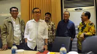 Suasana santai usai perundingan antara Golkar kubu Ical dengan Golkar kubu Agung di kantor DPP, Slipi, Jakarta, Kamis petang (8/1/2015). (Liputan6.com/Johan Tallo)