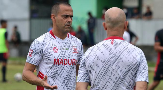 Pelatih anyar Madura United, Fabio Lefundes. (Aditya Wani/Bola.com)