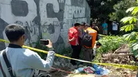 Caption: Tim Inafis Polres Bogor sedang sedang melakukan olah TKP di lokasi temuan mayat Grace Gabriela di Perumahan Bogor Asri, Kelurahan Nanggewer, Kecamatan Cibinong, Bogor, Senin (7/5/2018). (Liputan6.com/Darno)