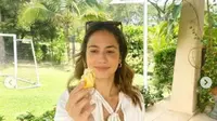 Ekspresi Pevita Pearce Saat Makan Durian Buat Pertama Kali. foto: Instagram @pevpearce