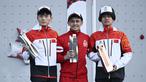 Atlet panjat tebing Indonesia, Veddriq Leonardo (tengah) menjadi juara dalam ajang Kualifikasi Olimpiade 2024 panjat tebing nomor speed di Shanghai, China, Sabtu (18/05/2024) waktu setempat. (AFP/Wang Zhao)