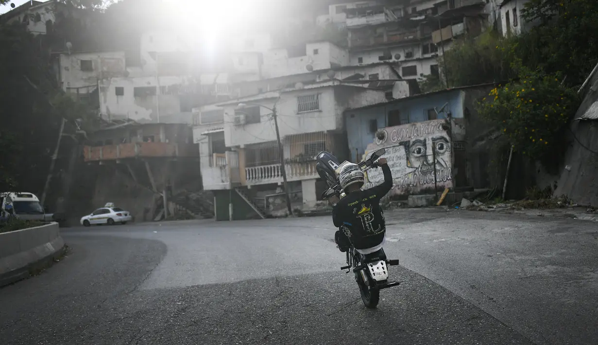 Freestyler merupakan olahraga yang sedang naik daun di Venezuela, di mana banyak yang bangga dengan sepeda motor yang mereka andalkan untuk pergi bekerja atau mencari nafkah. (Foto: AP/Matias Delacroix)