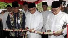 Ketua Dewan Komisioner OJK Wimboh Santoso (kedua kanan), Chief of Corporate Affairs PT Astra Tbk Pongki Pamungkas dan Gubernur Kalimantan Selatan, Sahbirin Noor memotong pita pada peresmian Bank Wakaf Mikro Al Hijrah Cindai Alus di Martapura, Kalsel, Jumat (1/11/2019). (Liputan6.com/HO/Hendi)