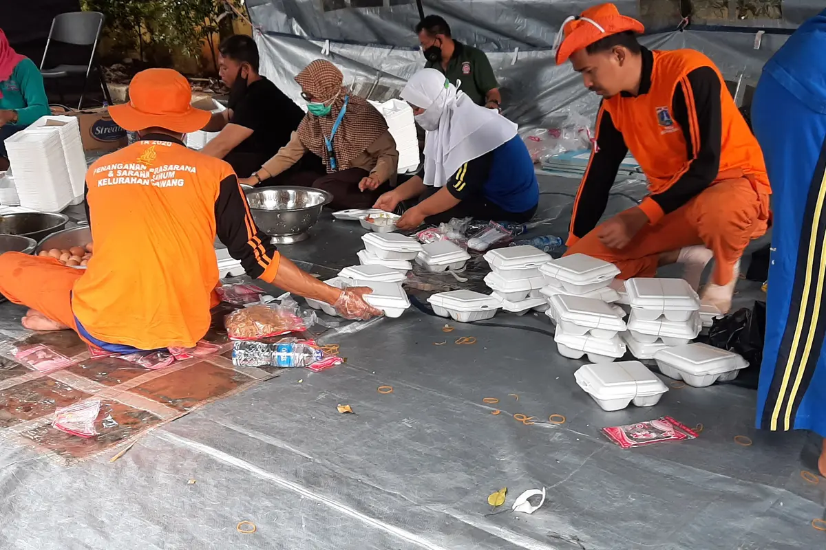 Dapur umum di posko induk pengungsi banjir di GOR Otto Iskandar Dinata (Otista), Jakarta Timur.