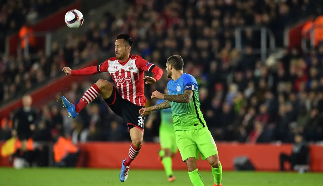 Pemain Inter Milan, Mauro Icardi, berebut bola dengan pemain Southampton, Maya Yoshida, pada laga Grup K Liga Europa di Stadion St Mary's, Jumat (4/11/2016) dini hari WIB. (AFP/Glyn Kirk)