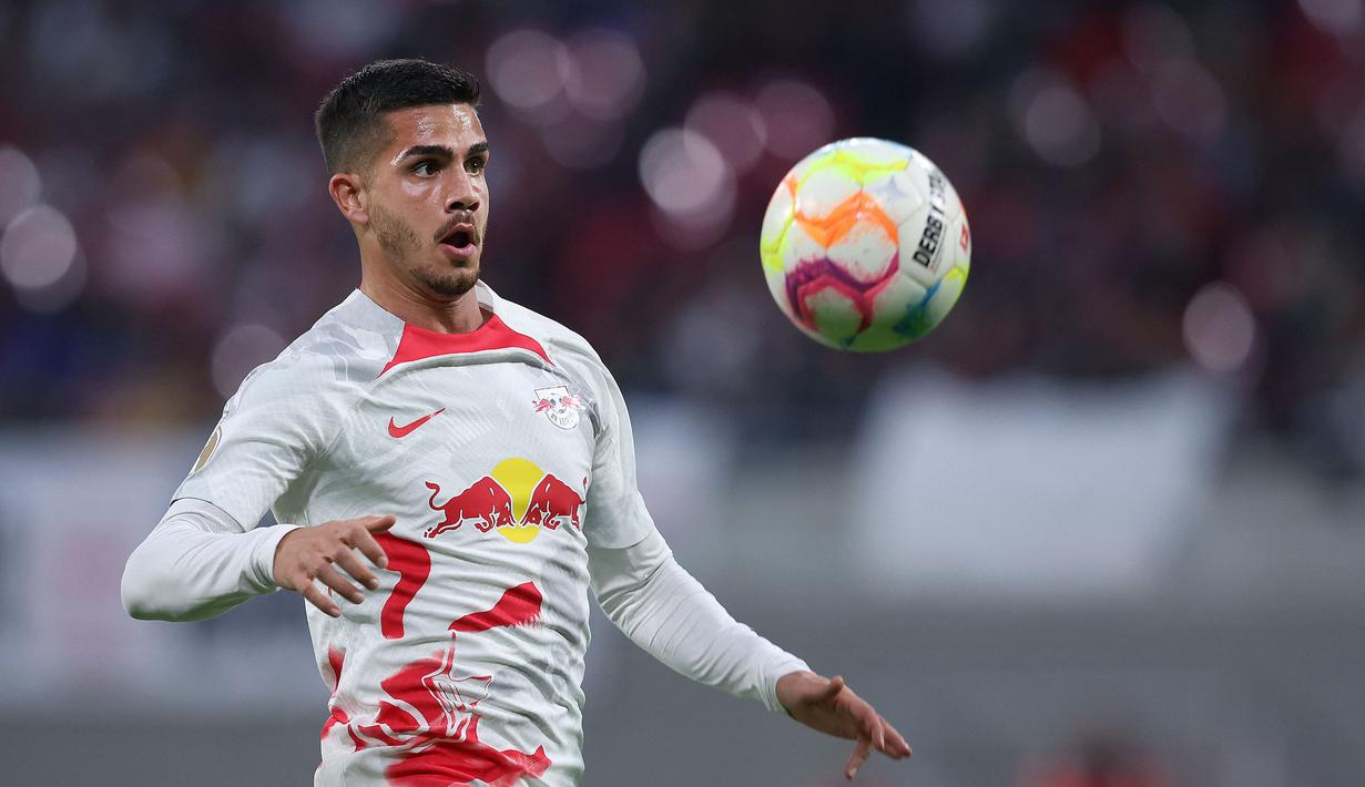 Pemain RB Leipzig, Andre Silva berusaha mengontrol bola saat laga DFB Pokal 2022/2023 melawan Hamburg SV di Leipzig, Jerman, 18 Oktober 2022. Ia dikaitkan dengan Liverpool setelah performa apiknya pada musim ini. Silva tercatat mengemas 9 gol dan 9 assist dari 34 penampilan di berbagai ajang. Dilansir dari situs transfermarkt, pemain asal Portugal tersebut memiliki nilai pasar 45 juta euro. (AFP/Ronny Hartmann)