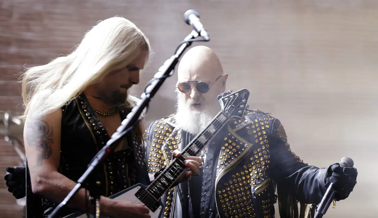 Gitaris dan vokalis band heavy metal asal Inggris Judas Priest, Richie Faulkner (kiri) dan Robert Halford tampil pada Wacken Open Air (WOA) di Wacken, Jerman, 4 Agustus 2022. WOA dianggap sebagai festival heavy metal terbesar di dunia. (Frank Molter/dpa via AP)