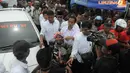 Kunjungan Jokowi ke Pasar Yotefa merupakan bagian dari kampanye PDIP di Papua. Tampak Jokowi meminta seorang nenek untuk melihat ke arah kamera sebelum berfoto bersama (Liputan6.com/Herman Zakharia)