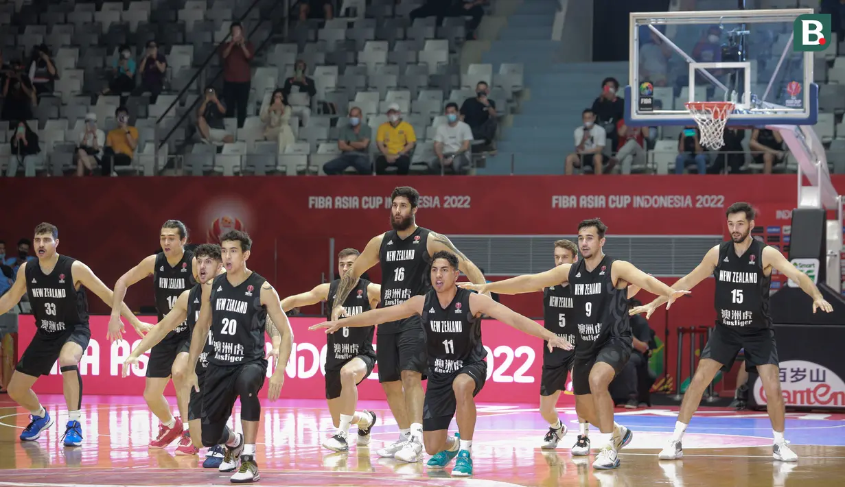 Timnas Basket Selandia Baru melakukan tarian tradisional Haka sebelum laga perebutan juara ketiga FIBA Asia Cup 2022 melawan Timnas Basket Yordania di Istora Senayan, Jakarta, Minggu (24/07/2022). (Bola.com/Bagaskara Lazuardi)