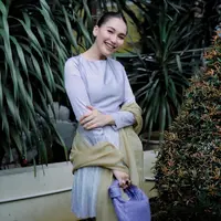 Ilustrasi Ayu Ting Ting dengan baju kurung/https://www.instagram.com/ayutingting92/Fimela.com&nbsp;