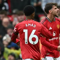 Gelandang Manchester United, Mason Mount (kanan) dan Amad, merayakan gol pembuka dalam pertandingan Premier League melawan Sunderland di Old Trafford, Manchester, Sabtu (4/10/2025) malam. (Paul ELLIS / AFP)