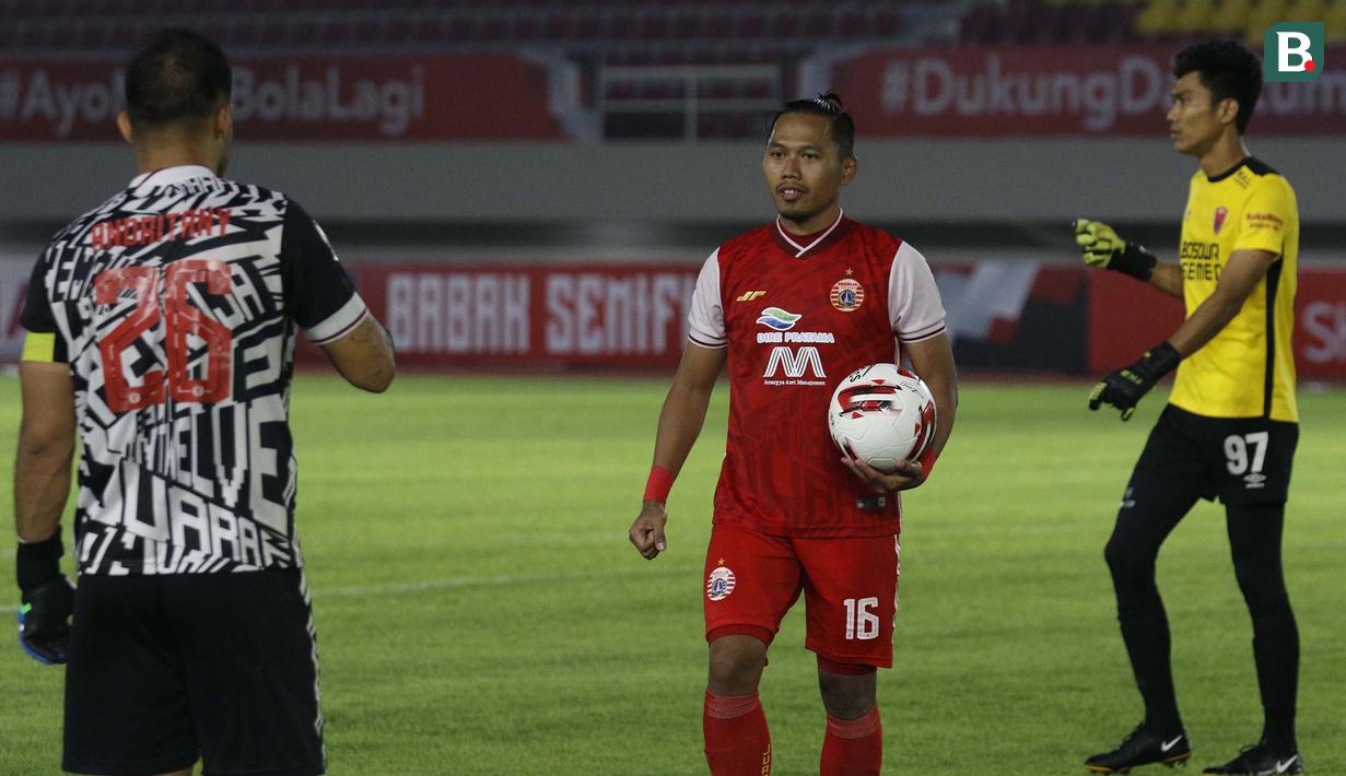 Pemain Persija Jakarta, Toni Sucipto (tengah) memberikan bola kepada kiper Andritany Ardhiyasa usai berhasil menjebol gawang PSM Makassar dalam babak adu penalti leg kedua semifinal Piala Menpora 2021 di Stadion Manahan, Solo, Minggu (18/4/2021). Persija menang 4-3 atas PSM. (Bola.com/Ikhwan Yanuar)